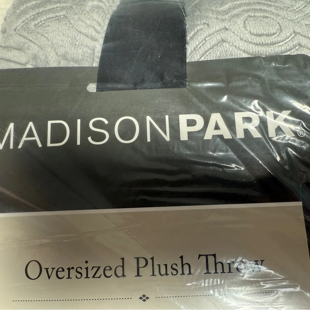 🆕 ✨ Madison Park Oversized Plush Throw Blanket – Grey 60” X 70” 🩶🤍🩶 NWT - Picture 14 of 16